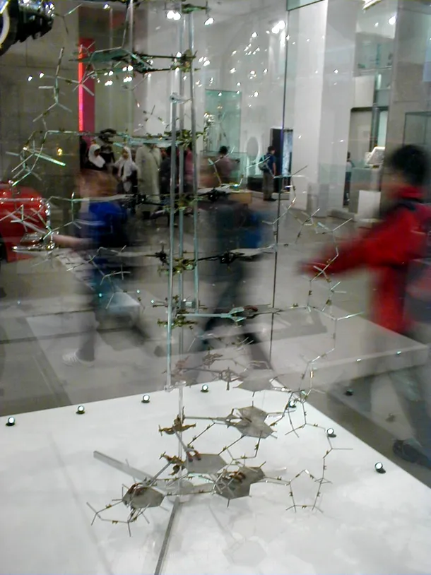 Reconstituirea modelului tridimensional din metal, construit de Watson şi Crick.