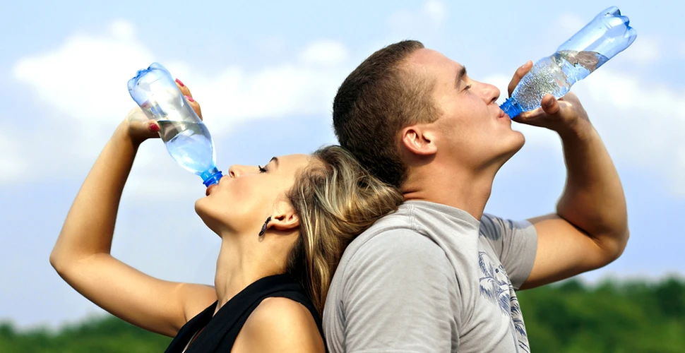 Bei doar apă îmbuteliată şi crezi că e bine pentru sănătate? Te expui unui risc prea puţin cunoscut