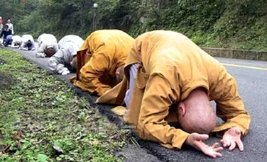 Doi calugari budisti vor parcurge 800 de kilometri in genunchi