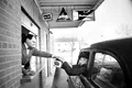 Cum a ajuns lumea să mănânce fără să coboare din mașină? Istoria neașteptată a restaurantelor drive-thru