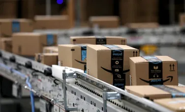 Amazon intensifică utilizarea roboților, dar susține că are în continuare nevoie de oameni