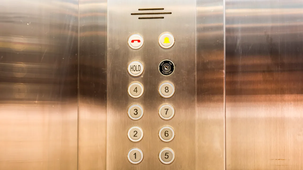 blocat într-un lift 