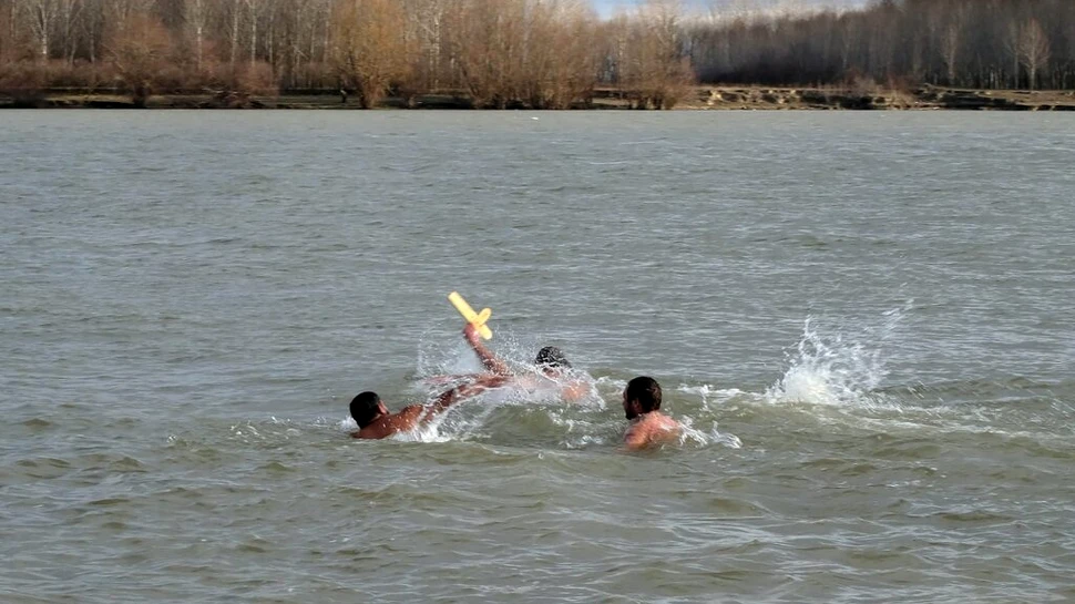 Ce se întâmpla, în trecut, cu tinerii care se aruncau în apă după cruce, de Bobotează. Tradiţii şi superstiţii de BOBOTEAZĂ