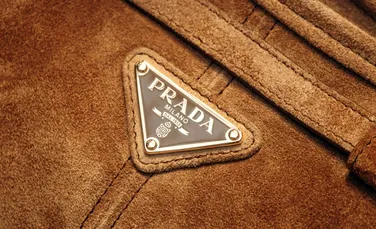 Lucruri mai puțin știute despre Prada. Cum a transformat un brand italian nailonul militar în simbol de lux