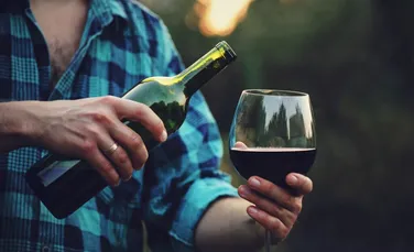 Câți litri de vin consumă, în medie, un român pe lună?