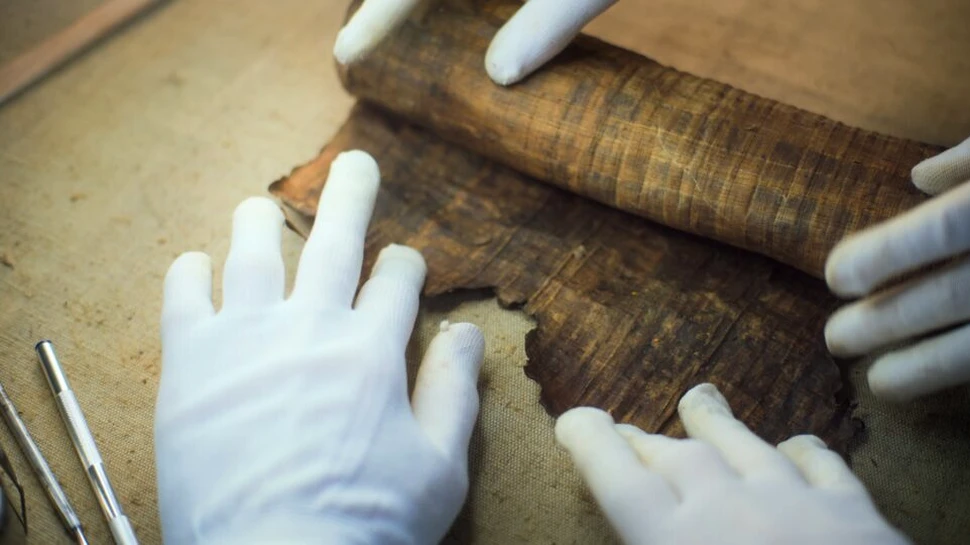 Un papirus carbonizat din Herculaneum a fost citit fără să fie desfăcut. Tehnologia care deschide biblioteca pierdută a Antichității