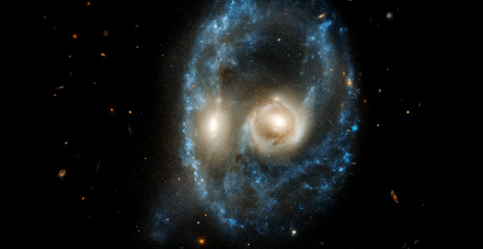 Pareidolia cosmică. Telescopul Hubble a surpins două galaxii care se ciocnesc şi care seamănă (vag) cu o faţă umană