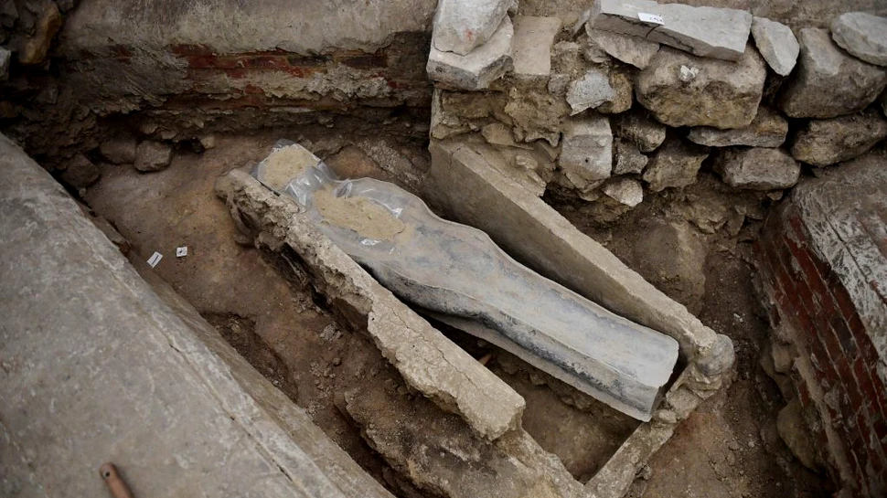 Un sarcofag antropomorf, descoperit printre noile morminte dezvăluite sub Catedrala Notre-Dame