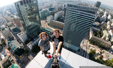 Cea mai riscantă pasiune din lume: ruşii care s-au fotografiat pe cele mai înalte clădiri din Europa (GALERIE FOTO)