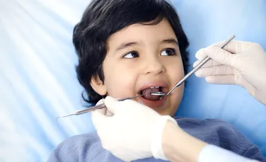 Mai mult de o treime dintre părinți nu-și duc copiii la dentist, cel mai mare procent din ultimii patru ani