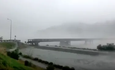 Momentul în care o furtună a spulberat un pod rutier din Noua Zeelandă