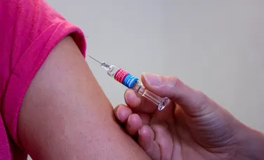 Românii nu au încredere în vaccinul împotriva COVID-19. Câte dintre 10 persoane s-ar vaccina