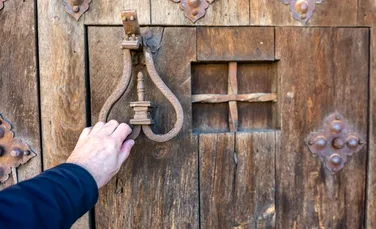 Orașul medieval în care singura cale de acces este printr-o ușă de lemn