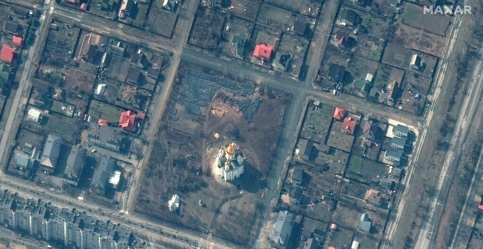 Gropi comune descoperite la Bucha cu ajutorul imaginilor prin satelit. Rusia a negat uciderea civililor
