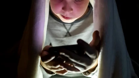 Trei reguli pe care părinții ar trebui să le aplice în privința telefoanelor pentru copii