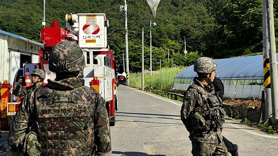 Coreea de Nord a lansat peste 150 de baloane cu gunoaie în Sud