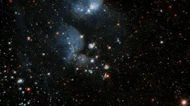 Telescopul Hubble a „tras cu ochiul” la coconii care formează stele într-o galaxie vecină