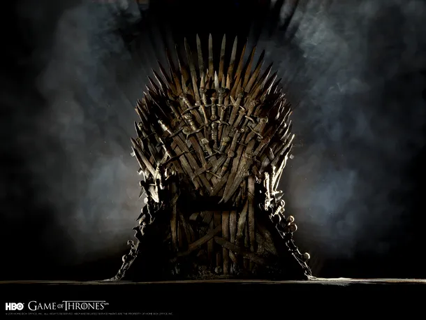 Cu siguranţă cel mai important obiect din saga TV Urzeala tronurilor, acest tron a fost la originile sale scaunul tuturor regilor din Cele Şapte Regate, fiind utilizat în serial ca simbol neştirbit al autorităţii şi puterii regale.