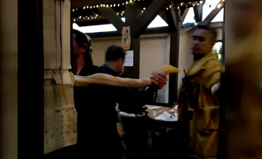 Un japonez furios a aruncat un piton de 4 metri pe post de ”bacşiş”, în mijlocul unui restaurant – VIDEO