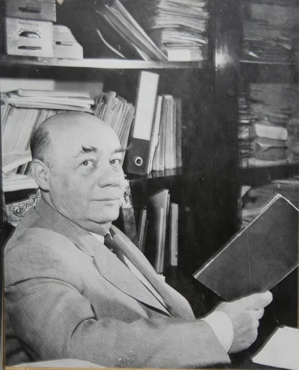 Grigore Moisil în bibliotecă