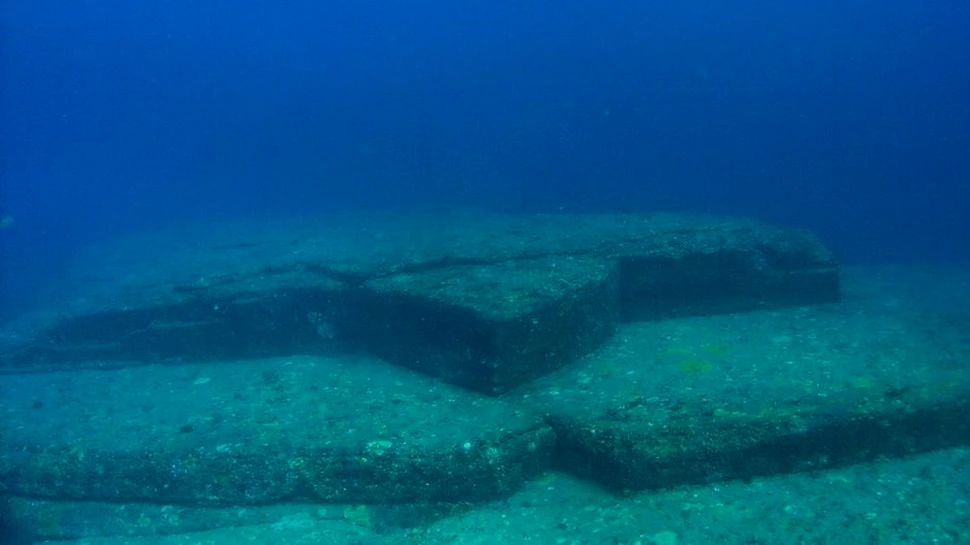 Piramida gigantică, descoperită pe fundul oceanului. Vânătorii de extratereştrii consideră că au găsit o nouă bază marţiană