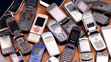 Economia suferă din cauza că oamenii nu cumpără mai des telefoane noi, susțin unii experți