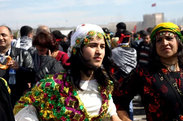 Femei kurde care sărbătoresc Newroz în Istanbul.