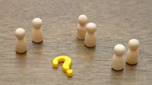 De ce ne pasă atât de mult ce cred ceilalți despre noi? Psihologia unei nevoi pe care nu o putem opri
