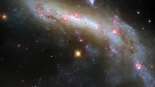 Telescopul Hubble a surprins luminile unei galaxii uimitoare