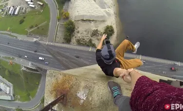 Imagini incredibile. Un tânăr atârnă de mâna prietenului său, la peste 100 de metri înălţime (VIDEO)