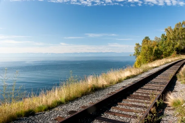 Linia ferată paralelă cu Lacul Baikal