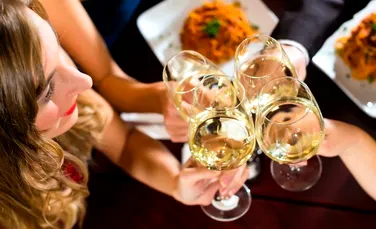 După analizarea a 12 milioane de femei, s-a descoperit că un singur pahar de vin pe zi poate creşte riscul apariţiei cancerului mamar. Iată ce alimente trebuie consumate pentru prevenirea bolii