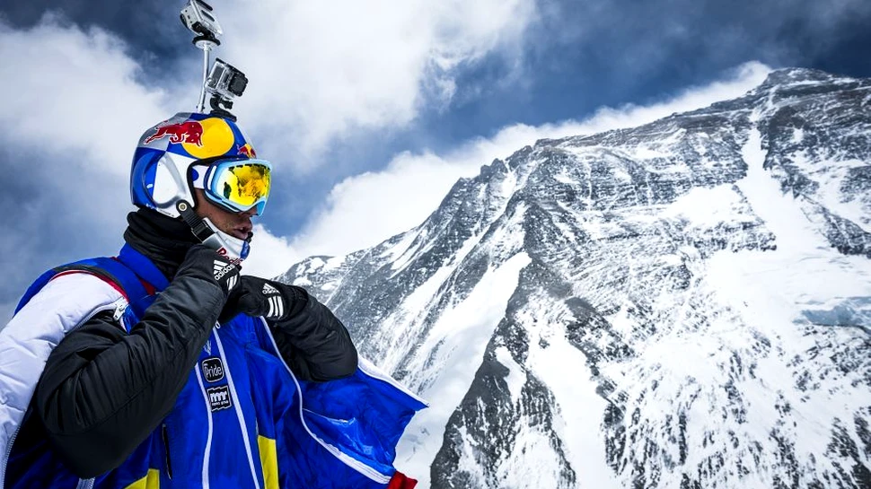 Record mondial pe Everest: cel mai îndrăzneţ BASE jump din istorie, de la 7220 de metri deasupra nivelului mării (FOTO/VIDEO)