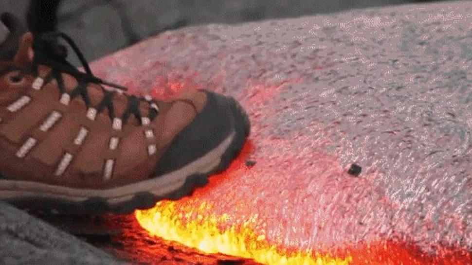 Ce se întâmplă dacă încercăm să mergem pe lavă fierbinte? (VIDEO)