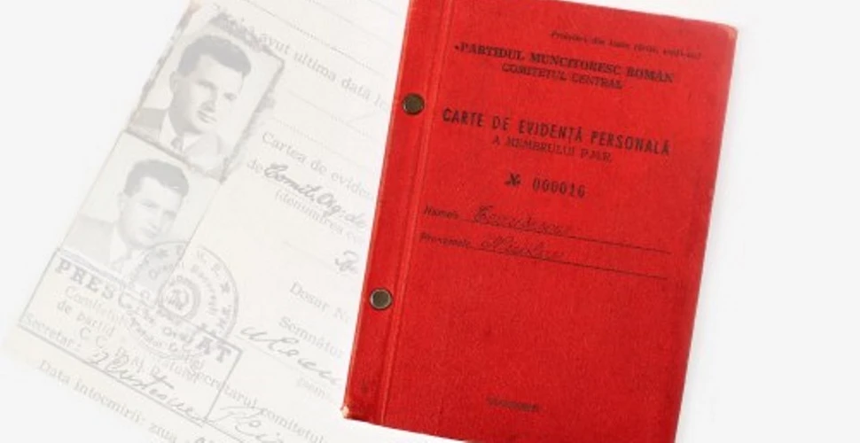 Carnetul de partid al lui Ceauşescu şi poşeta Gucci a soţiei dictatorului, la licitaţia Artmark