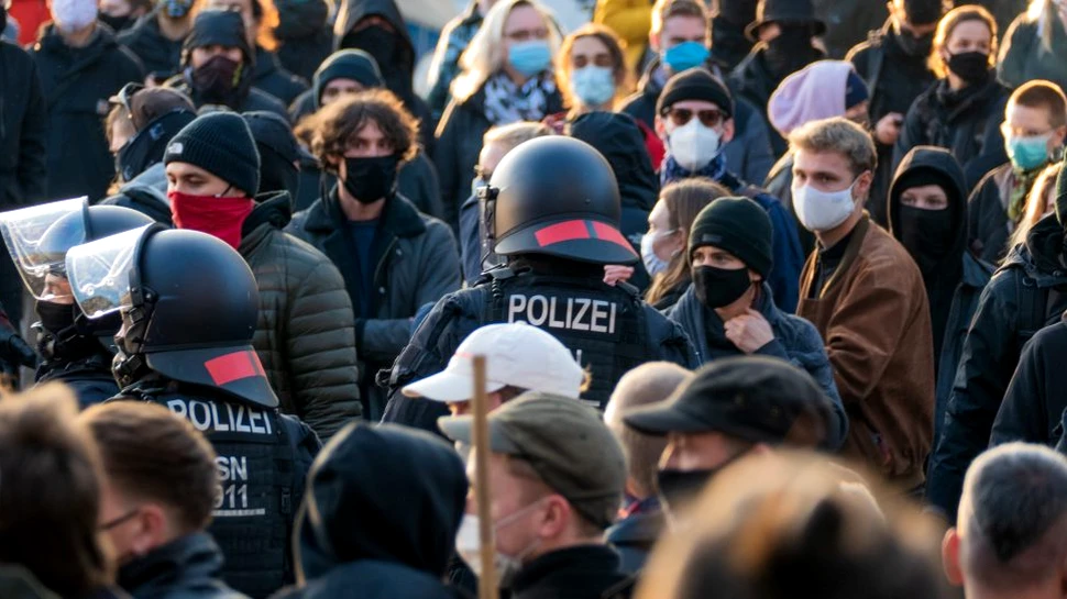 Pandemia de COVID-19 a erodat democraţia şi statul de drept în multe ţări ale UE, inclusiv România