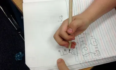 De ce scrisul de mână ne face copiii mai deștepți, chiar dacă este o provocare pentru creier