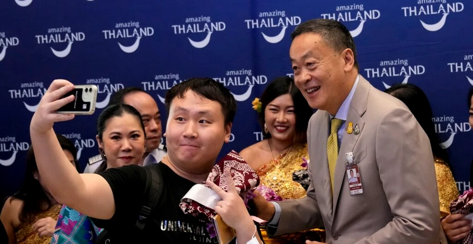 Primii turiști chinezi fără vize ajunși pe aeroportul Bangkok au fost primiți de premierul thailandez