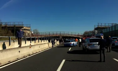 Un pod de pe o autostradă din Italia s-a prăbuşit peste maşini. Trei români răniţi – UPDATE