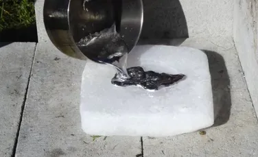 Ce se poate întâmpla atunci când turnăm aluminiu topit peste gheaţă carbonică şi azot lichid? – VIDEO