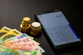 Problemele financiare pot accelera îmbătrânirea creierului, avertizează un studiu