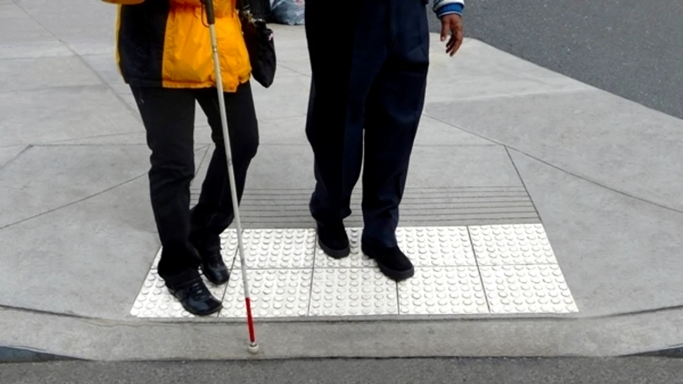 Cum arată gadgetul care îi ajută pe nevăzători să vadă cu limba – VIDEO