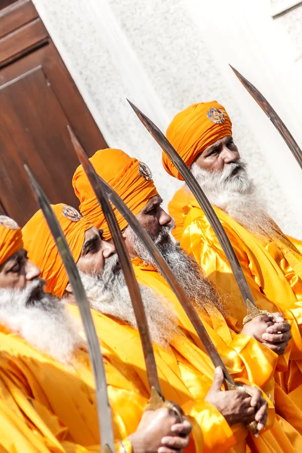 Bătrâni sikşi înarmaţii cu săbii în cadrul unei procesiuni religioase