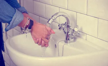 Uitaţi să vă spălaţi pe mâini după ce aţi fost la toaletă? Iată cât de uşor se răspândesc microbii (VIDEO)