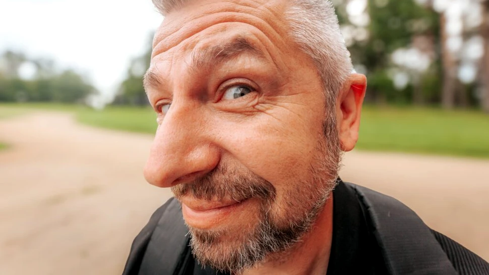 Închizi ochii ca să auzi mai bine? Știința spune că nu ajută întotdeauna