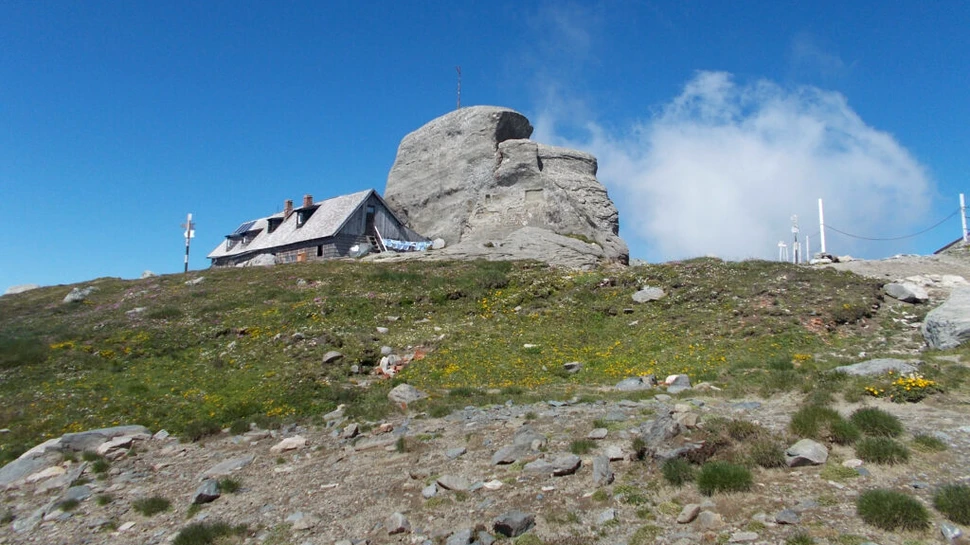 Un bărbat dezbrăcat a încercat să urce pe Vârful Omu