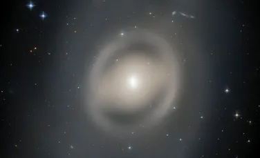 O galaxie fantomatică, observată de Telescopul Spațial Hubble în constelația Păunul