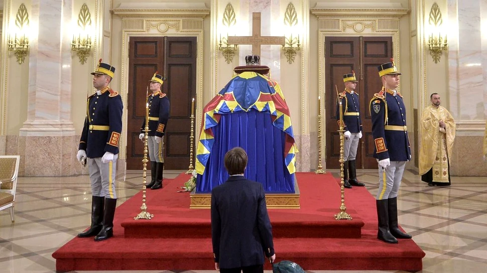 Cine este băiatul care a îngenuncheat la catafalcul Regelui Mihai. Fotografia emoţionantă a făcut înconjurul lumii: ”Am făcut ce am simţit”