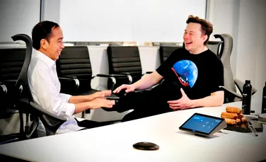 Elon Musk, surprins în timp ce folosea scutul termic de la Starship drept farfurie pentru gustări