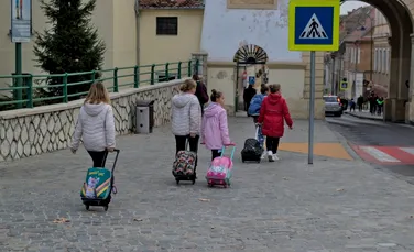 Când începe vacanța de iarnă și când revin elevii la școală în ianuarie 2026?